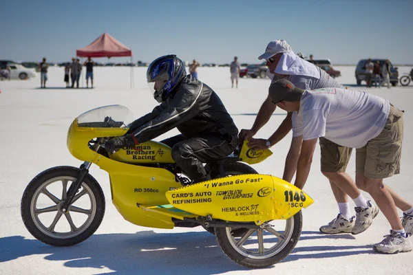 Coleman broer racing team motor tijdens de wereld van tempo bonneville zout — Stockfoto