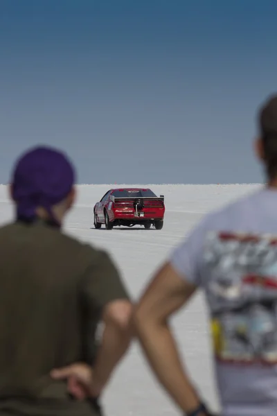 Men and a racing car in Bonneville Salt Flats — Stock Photo, Image