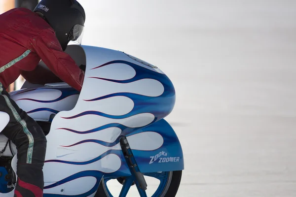 G. Lewis en su súper moto blanca y azul durante el Mundial de la Velocidad en Bonneville Salt —  Fotos de Stock
