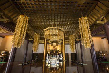 interieur van de tempel zojo-ji