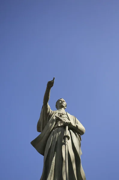 Escultura religiosa contra un cielo azul en el fondo — Foto de Stock