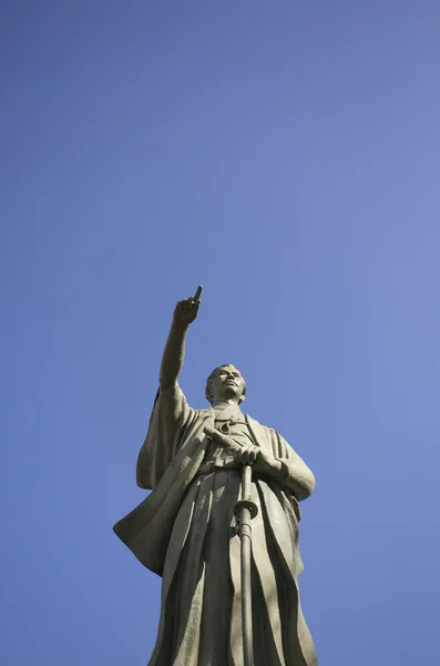 Religiöse Skulptur vor blauem Himmel im Hintergrund — Stockfoto