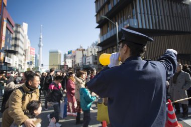 Polis erkek için bin-in iletken asakusa kann