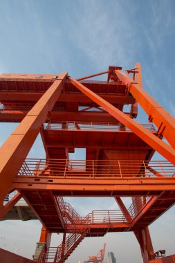 Şanghay limanı ile kırmızı vinç