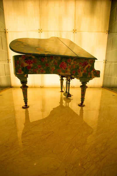 Πιάνο λουλούδι σε κίτρινο φως — Φωτογραφία Αρχείου