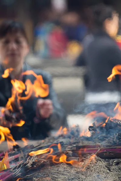 Oraciones quemando varillas de incienso en el fuego — Foto de Stock