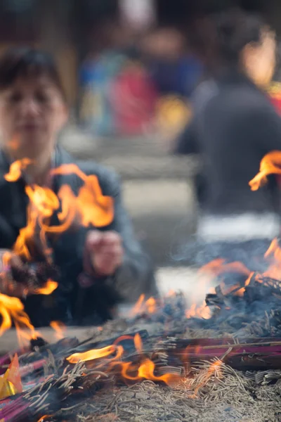 Böner bränna rökelser i brand — Stockfoto