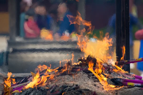 Oraciones quemando varillas de incienso en el fuego — Foto de Stock