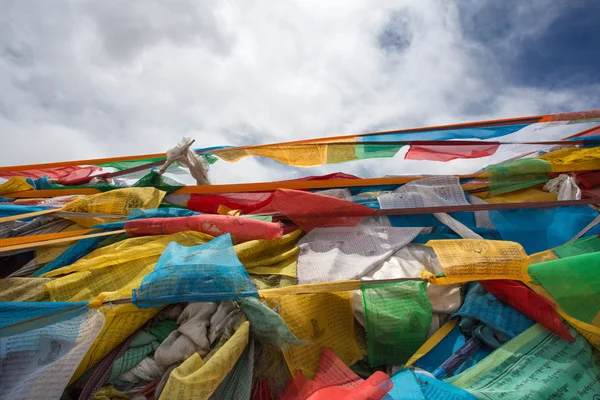 Banderas de oración en el Tíbet — Foto de Stock