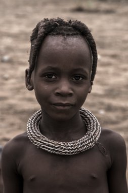himba kabilesi, Namibya, genç bir çocuk portresi