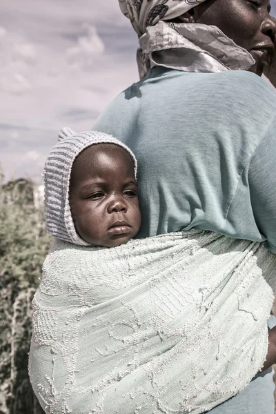 Retrato en un bebé llevado por su madre, Botswana —  Fotos de Stock