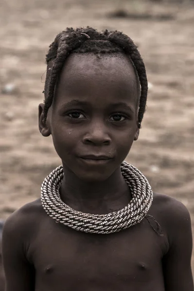 Porträtt av en ung grabb i himba stammen, namibia — Stockfoto