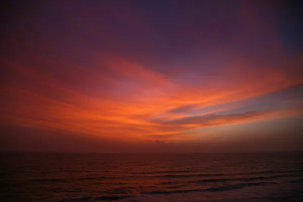 Zachód słońca nad Morzem Arabskim, w Indiach. — Zdjęcie stockowe