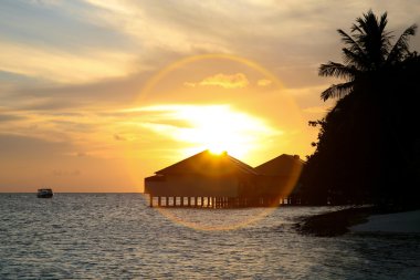 Hint Okyanusu üzerinde günbatımı