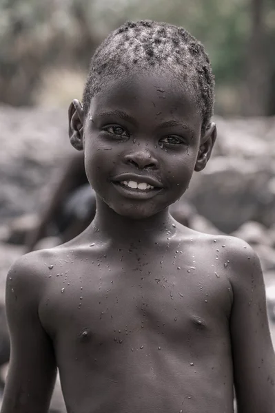 Porträtt av en ung grabb i himba stammen, namibia — Stockfoto