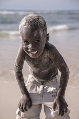 senegal kameraya gülümseyen genç çocuk portresi