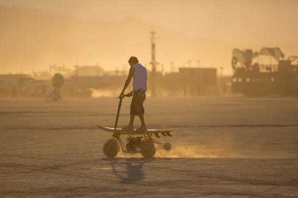 Surf en la rueda en el desierto — Foto de Stock