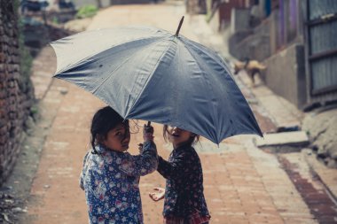 çocuklar kendilerini bir şemsiye altında gizleme