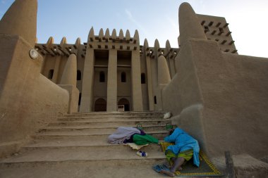 uyuyanlar önünde be Camii: mali