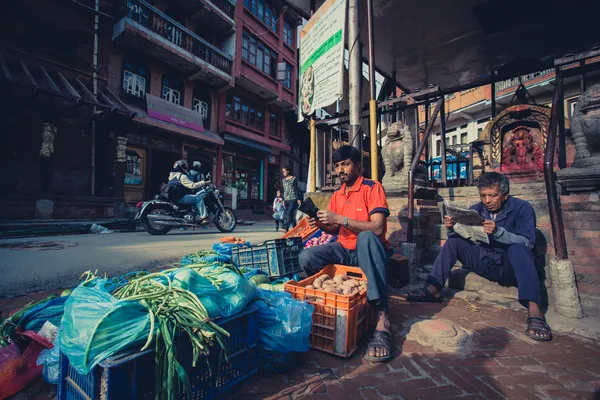 市场卖家在当地市场上在巴克塔普尔 — 图库照片