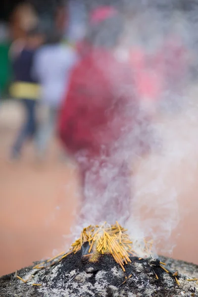 Bränna rökelse pinnar utanför ett tempel — Stockfoto