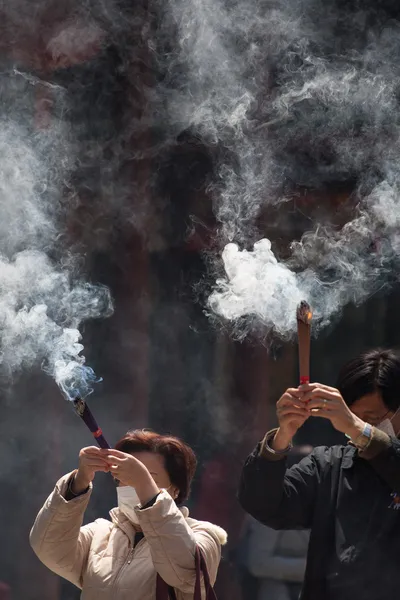 Gruppen bränna rökelse och be — Stockfoto