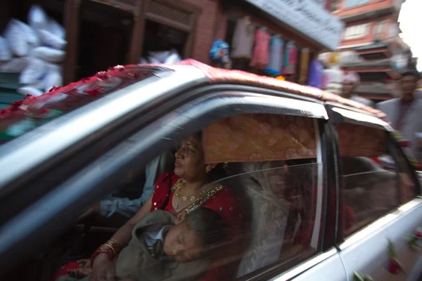 Kvinna och barn i bil, bhaktapur — Stockfoto