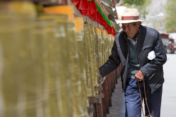 Тибетские паломники кружат вокруг дворца Потала в Лхасе
