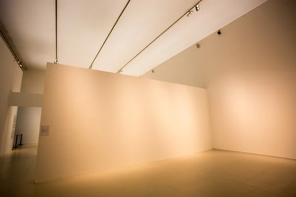 Пустой современный интерьер в музее — стоковое фото
