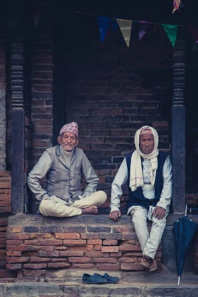 Grupa mężczyzn siedzących na ulicy w bhaktapur — Zdjęcie stockowe