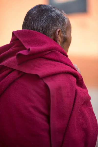 Vieux moine bouddhiste au Tibet — Photo