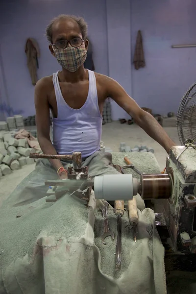 Handwerker bei der Arbeit in einer Werkstatt — Stockfoto