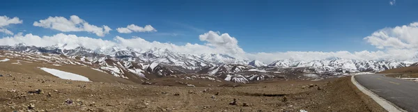 Toprak yol Himalaya Dağları önünde eğme — Stok fotoğraf