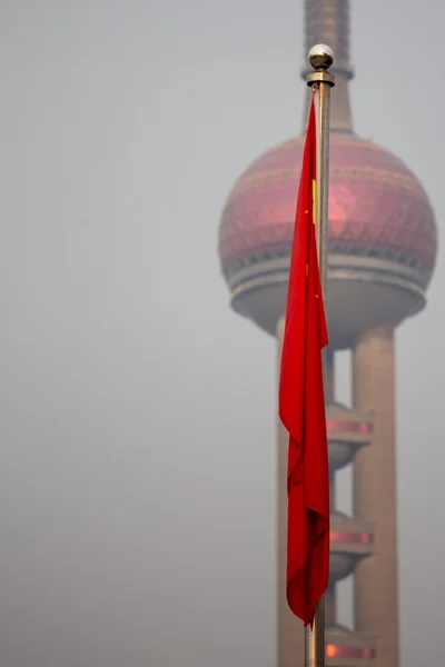 Pearl toren en chinese vlag — Stockfoto