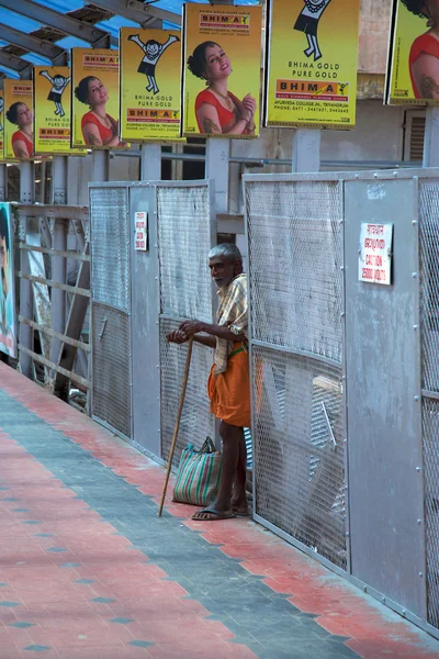 Implorando na estação de trem Trivandrum, Índia . — Fotografia de Stock