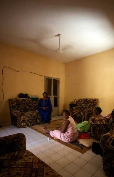 3 sisters in a traditional house in Bamako — Stock Photo, Image