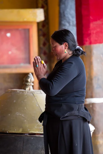 Donna che prega in un tempio buddista — Foto Stock