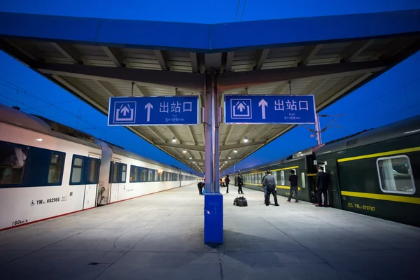 Järnvägsstationen tidigt på kvällen i Kina — Stockfoto