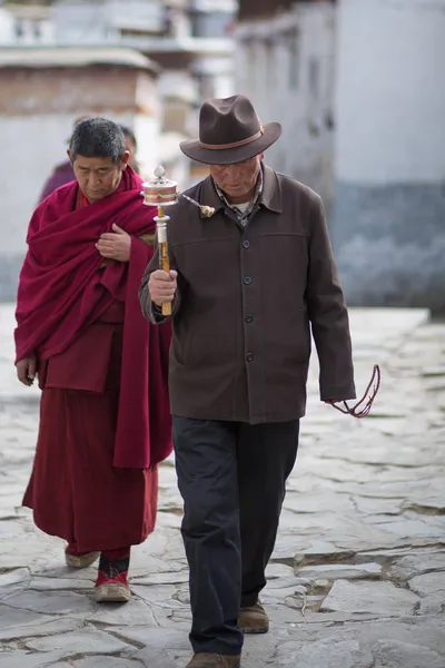 Dos monjes caminando y rezando en un templo — Foto de Stock