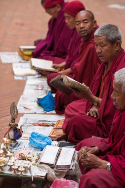 Keşişler Katmandu bouddanath tapınağında dua