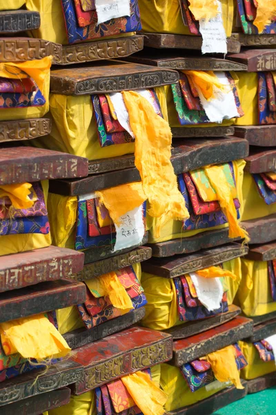 Antiguo texto sagrado tibetano almacenado en una preciosa caja —  Fotos de Stock