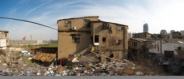 Edifícios pobres em frente a Shanghai — Fotografia de Stock