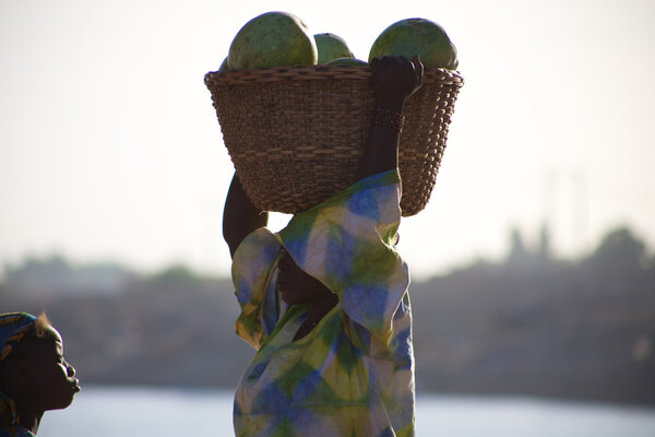 Woman carrying vegetables in Mopti