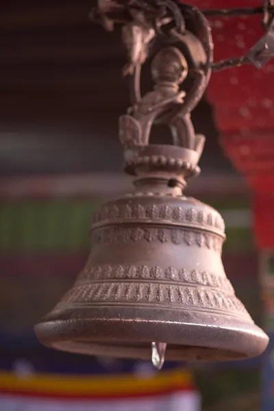 Бронзовый колокол в буддийском храме в Тибете — стоковое фото