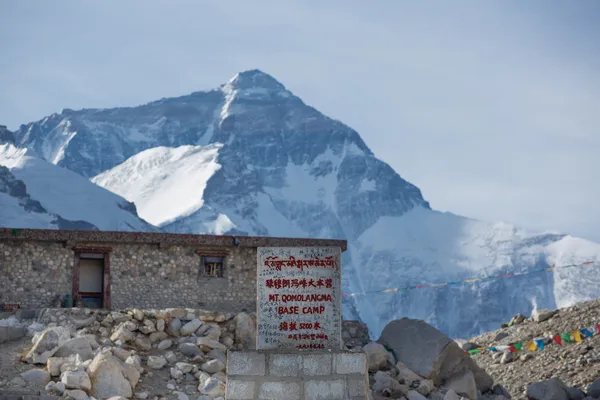 Mount everest v základním táboře v Tibetu v Číně — Stock fotografie