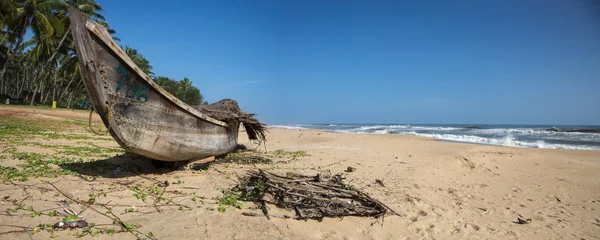 Barco de madeira no mar árabe — Fotografia de Stock