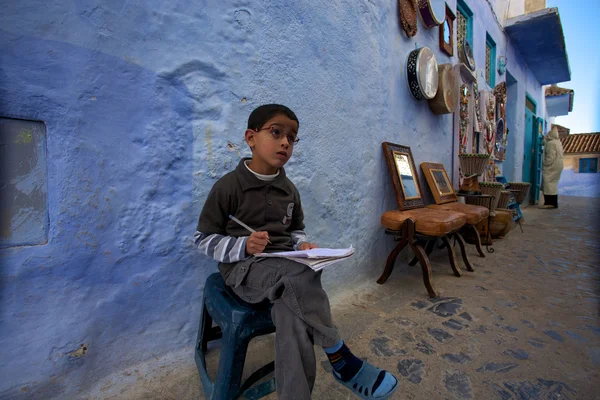 Enfant étudiant dans le bleu Chefchaouen — Photo