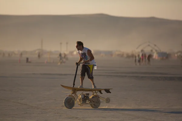 Surf on wheel in the deserrt — Stock Photo, Image