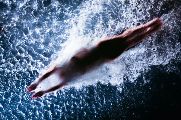 Frau schwimmt und von oben gesehen — Stockfoto