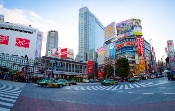 Такси, пересекающее улицы, Сибуя в Токио — стоковое фото